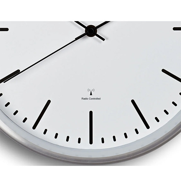 Maul Fly radiogestuurde aluminium wandklok zilvergrijs met witte wijzerplaat (Ø 30,5 cm) 9063402 402517 - 3