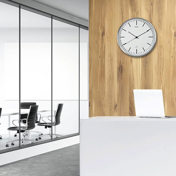 Maul Fly radiogestuurde aluminium wandklok zilvergrijs met witte wijzerplaat (Ø 30,5 cm) 9063402 402517 - 5