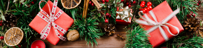 Kersttafel met dennentakken en cadeaus