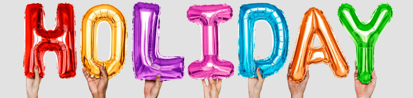 Handen houden ballonnen vast die samen het woord 'holiday' vormen