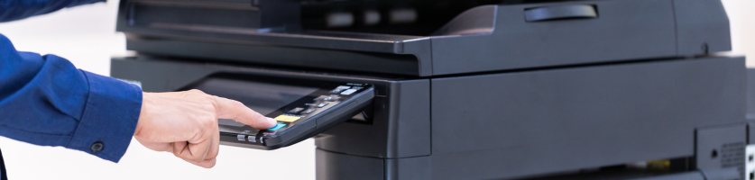 Man in pak bij een printer