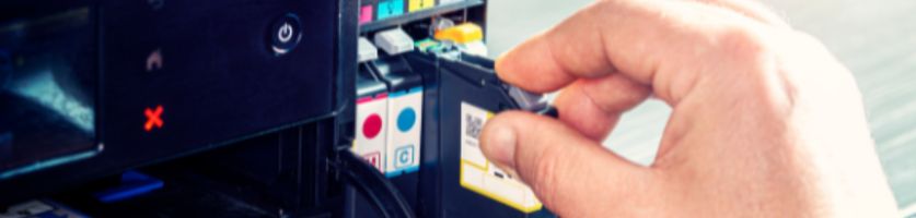 Hand die cartridges in een printer plaatst