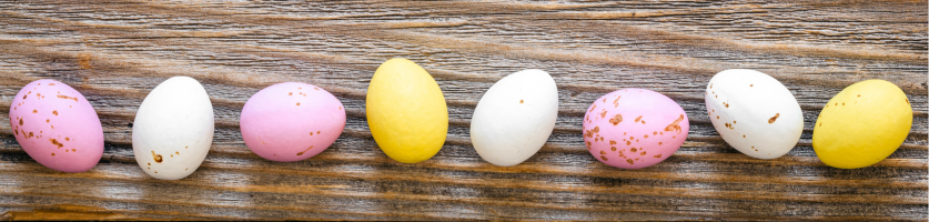 Twee handen pakken een cadeau in