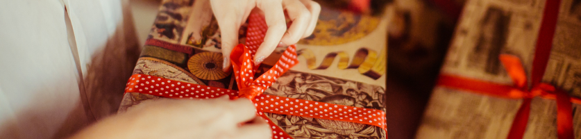 Twee handen pakken een cadeau in Twee handen pakken een cadeau in