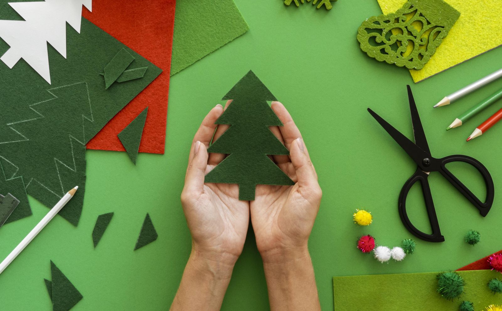 tafel vol met knutselspullen in kerstsferen