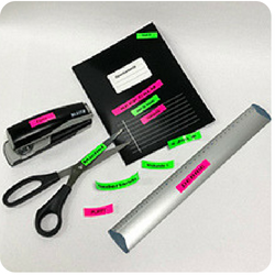 Geprinte neon tapes met namen en quotes