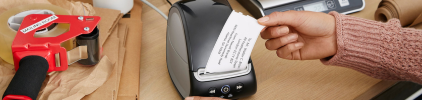 5 lachende collega's op een rij