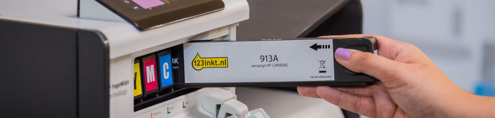 Huismerkcartrdigde wordt in printer geplaatst