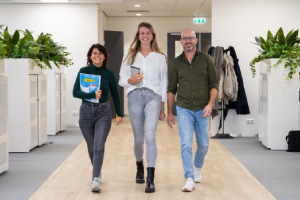 123inkt medewerkers lopen glimlachend in het kantoorpand