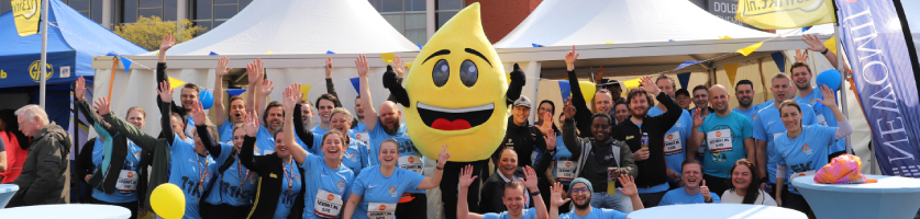 123inkt medewerkers en Druppie juichen bij de KiKa Hilversum City Walk & Run
