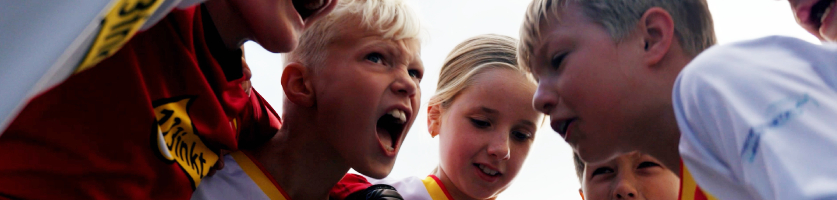 juichende jeugdspelers in 123inkt voetbaltenue