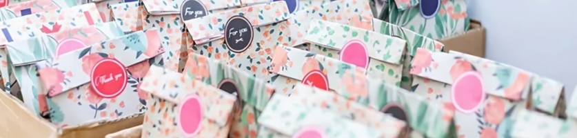 Gekleurde cadeauzakjes met gekleurde ronde stickers