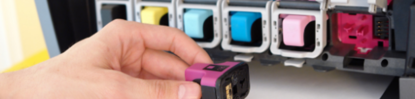 Hand die cartridges in printer plaatst